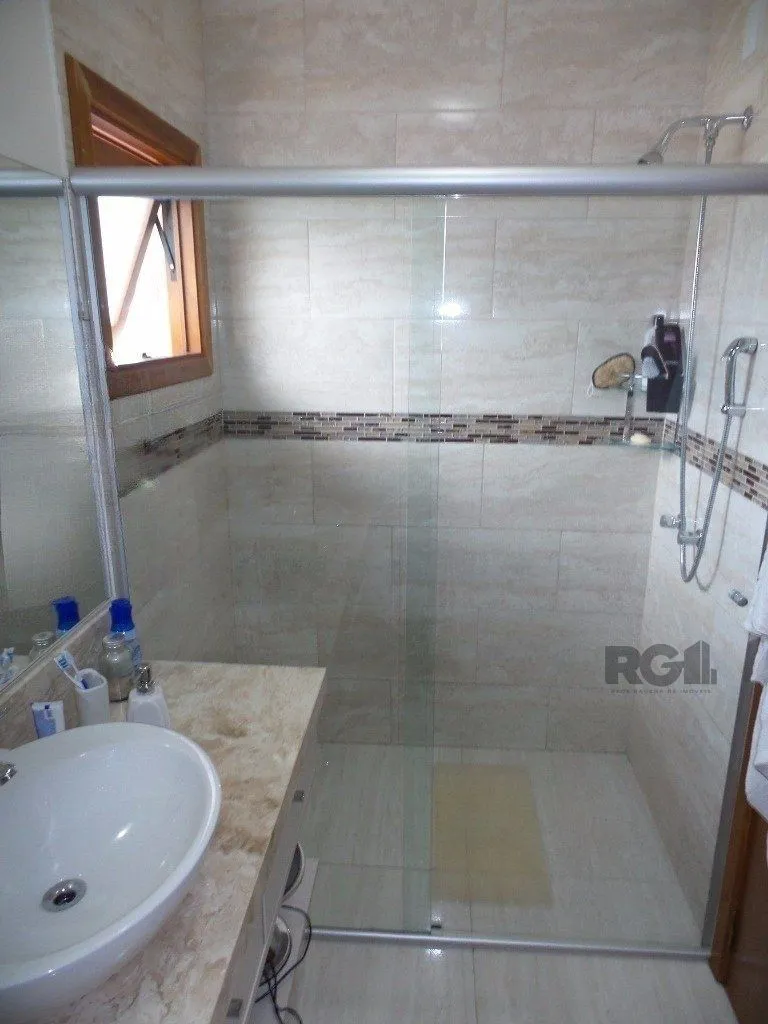 Imagem Excelente casa em condomínio com 3 dormitórios e 4 vagas.