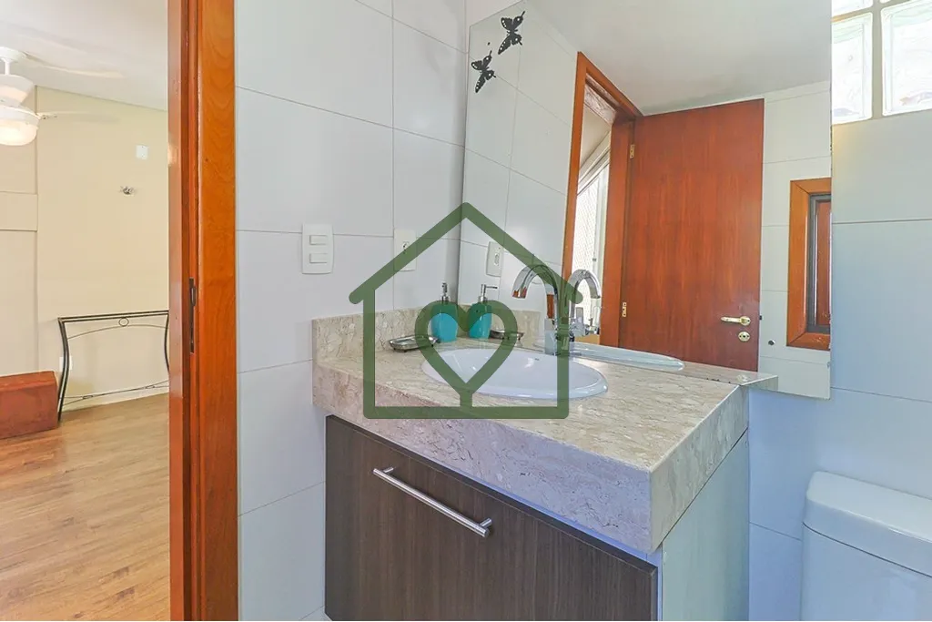 Imagem Cobertura reformada com 150 m2, três dormitórios sendo duas suítes e vistas abundantes, oferecend...