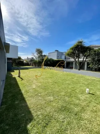 Imagem Casa térrea em condomínio fechado com 04 suites