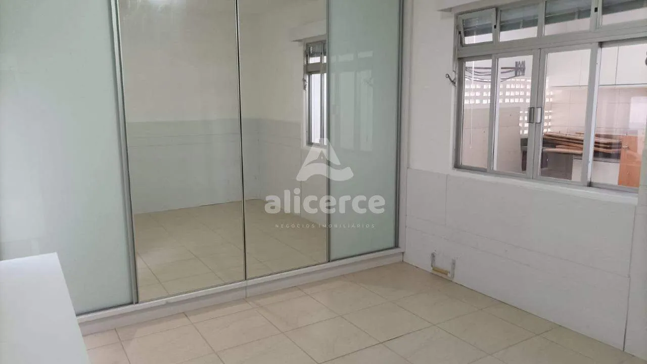 Imagem Casa para aluguel com 3 quartos, 1 suíte, sacada e garagem no Estreito. A uma quadra da Beira-Mar Continental.