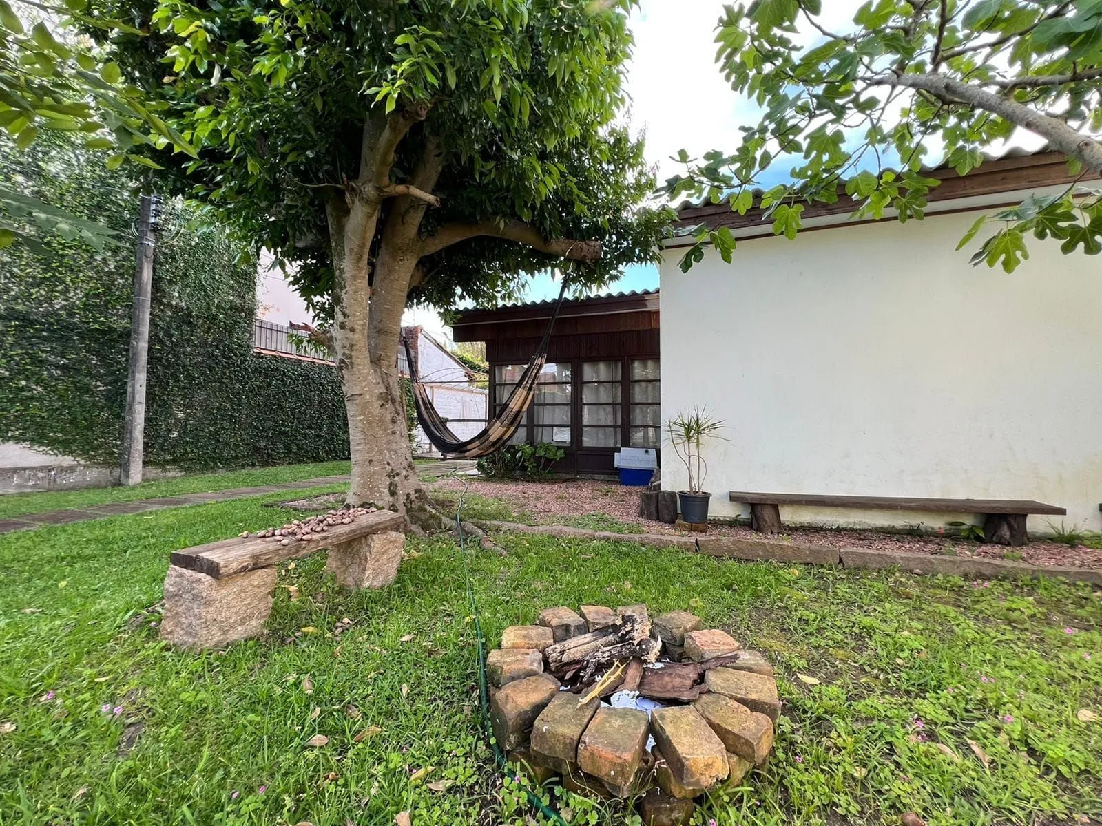 Imagem Terreno medindo 11 X 39,66 com 2 casas de alvenaria