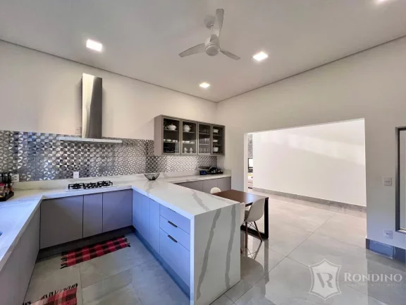 Imagem Casa t?(C)rrea em condomínio moderna com 03 suítes, escritório e cinema.