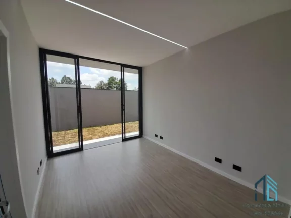Imagem Casa térrea com terreno amplo, 03 suítes, 03 vagas em São José dos Pinhais PR
