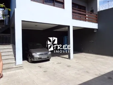 Imagem LOCAÇÃO DE SOBRADO NO ARUJAMÉRICA, EM ARUJÁ/SP, 450m² com 4 quartos, suíte com A/C, varanda, 4 salas, quintal, lavandeira e 4 vagas. CONSULTE-NOS.