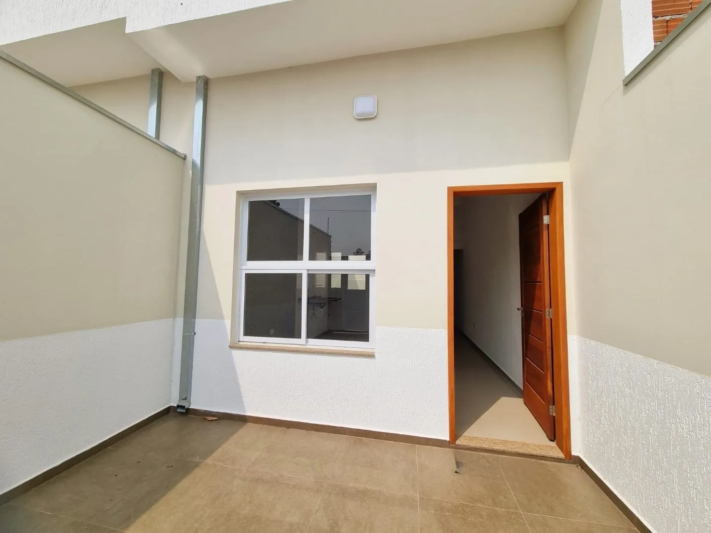 Imagem Casa Térrea com 2 Dormitórios, Terraço Gourmet Privativo, Localização Central e Acabamento Sofisticado
