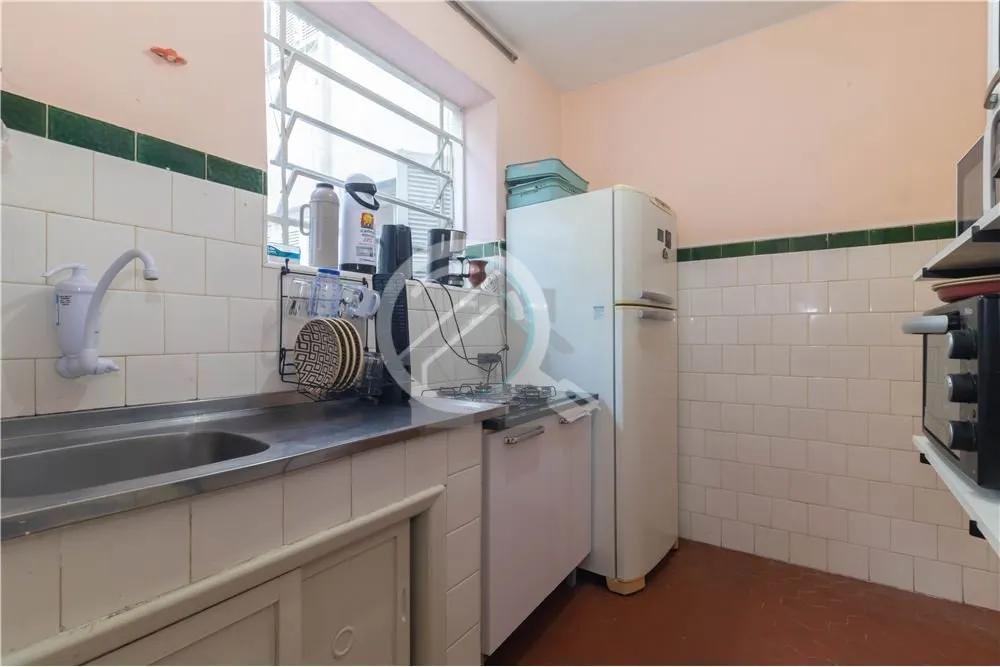 Imagem Amplo Apto. de 1 quarto com área de serviço, prédio com Elevador e Portaria com tag. Perto de tod...