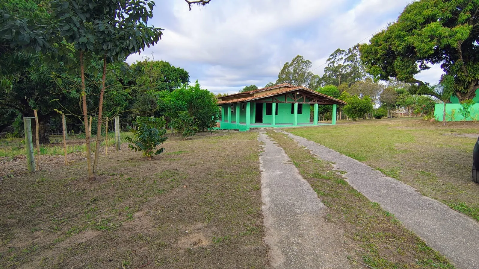 Imagem Chácara com 8925,30m² de Terreno, Casa de 204m², Barracão e Poço Caipira