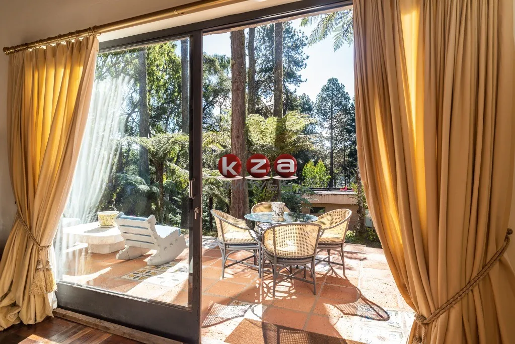 Imagem Imóvel de luxo à venda em Campos do Jordão-SP: Casa com 6 quartos, 4 suítes, 3 salas e 8 banheiros no bairro Toriba