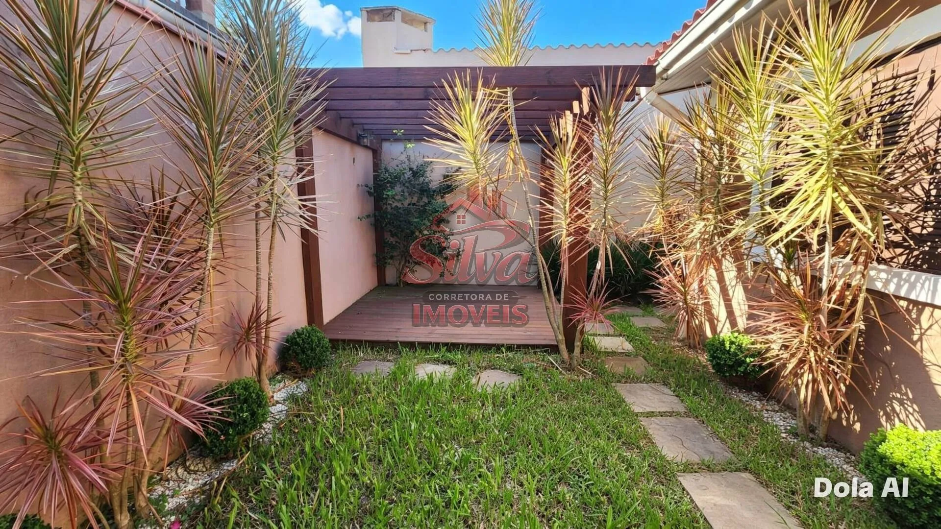 Imagem C756 |Casa com 4 Dormitórios e Piscina a 250 Metros do Mar