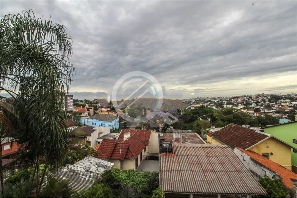 Imagem Exceletnte residência no bairro Medianeira, completamente revestida em mármore, destacando-se por ...