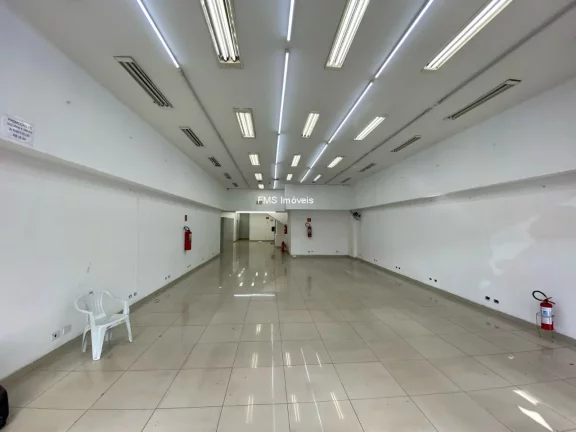 Imagem Salão Comercial de Alto Padrão em Pinheiros: 1 Sala, 2 Banheiros, 2 Vagas de Garagem, 600m² de Área - São Paulo-SP