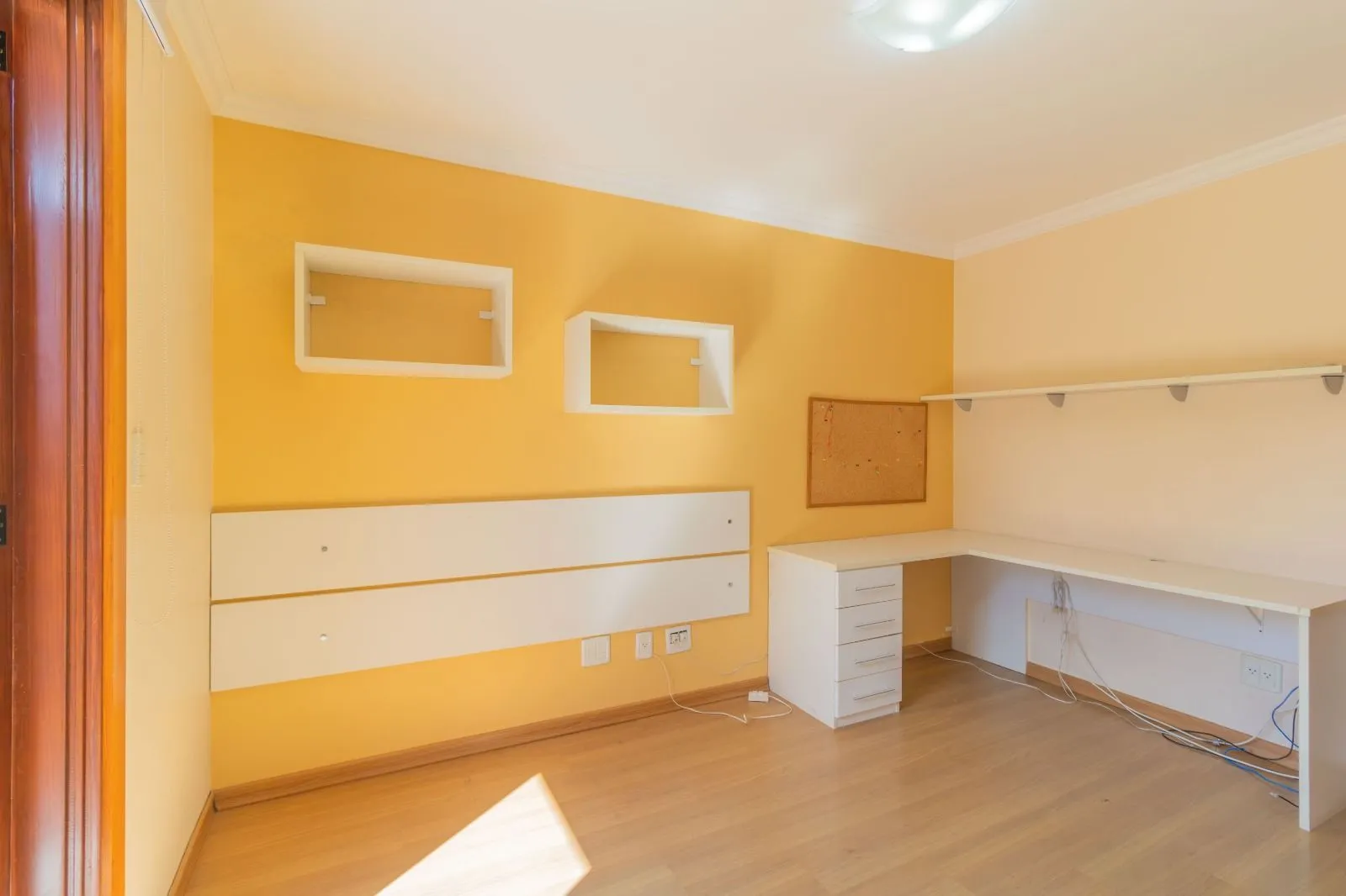 Imagem Casa Condominio para Venda - 286.89m², 4 dormitórios, sendo 2 suites, 2 vagas - Cristal