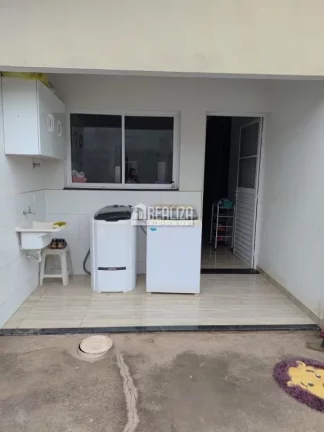 Imagem Casa à venda no Loteamento Ilha Bela, Uberaba: 2 dormitórios, cozinha, garagem coberta e muito mais!