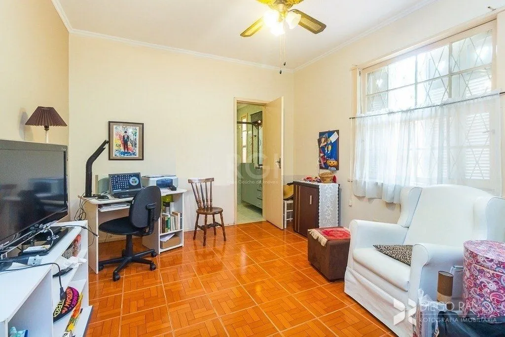 Imagem Casa térrea à venda, com 2 suites, 3 banheiros, edicula, pátio, 2 vagas - Bairro Medianeira