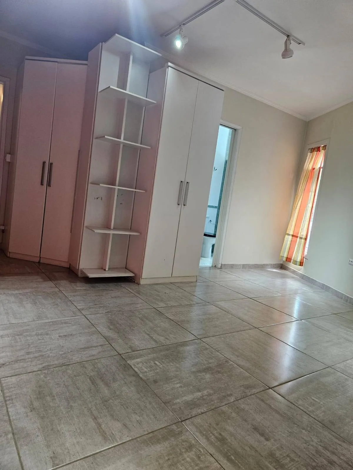 Imagem Linda Casa Nova em Higienópolis - 700m² de Terreno, 4 Suítes e Área de Lazer Completa