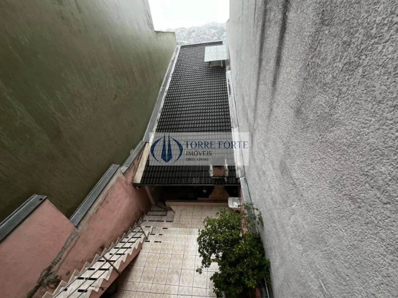 Imagem ótimo terreno com 2 casas com total de 3 dormitórios, 6 vagas de carro