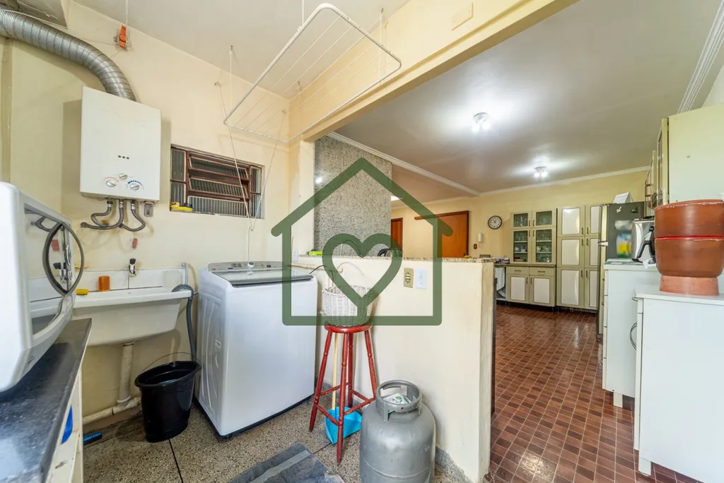 Imagem Casa Residencial com 3 pavimentos no bairro Sarandi com 290m² distribuída da seguinte maneira: 2 l...