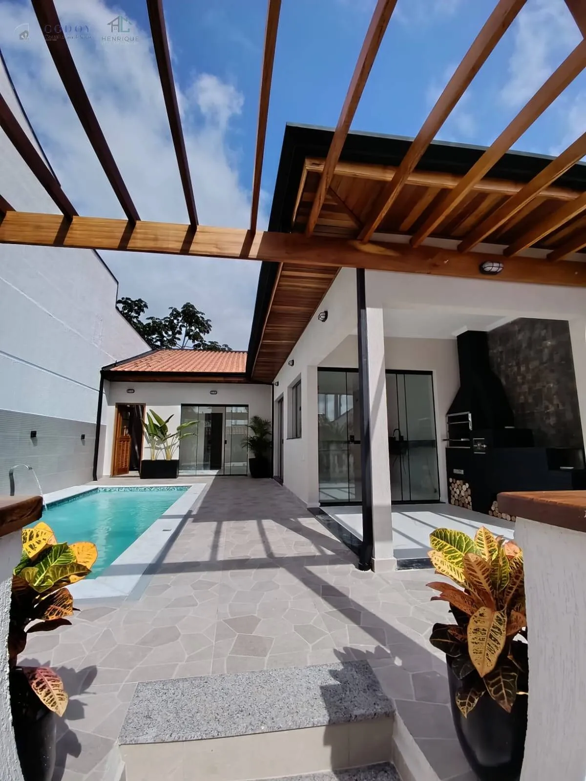 Foto do imóvel OPORTUNIDADE QUE VOCÊ ESTAVA ESPERANDO! CASA COM PISCINA + ÁREA GOURMET
