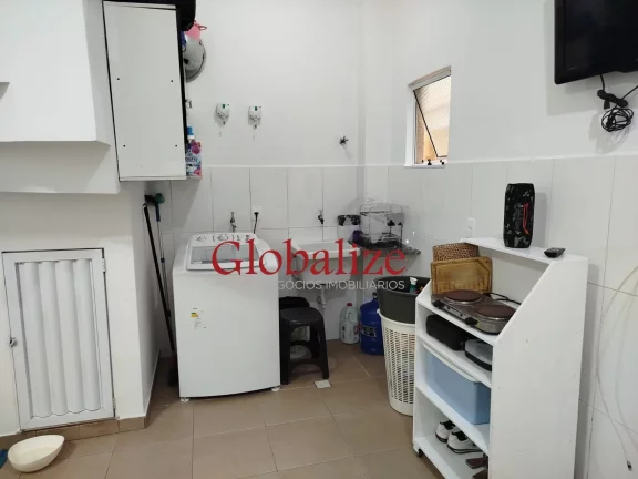 Imagem Sobrado com 3 banheiros, 1 social e 2 suítes com garagem privativa possui ar condicionado São Jorge -Santos R$425.000