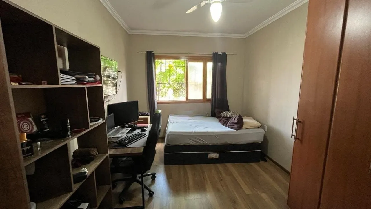 Imagem Casa de 4 dormitórios no bairro Santo Antônio, Porto Alegre