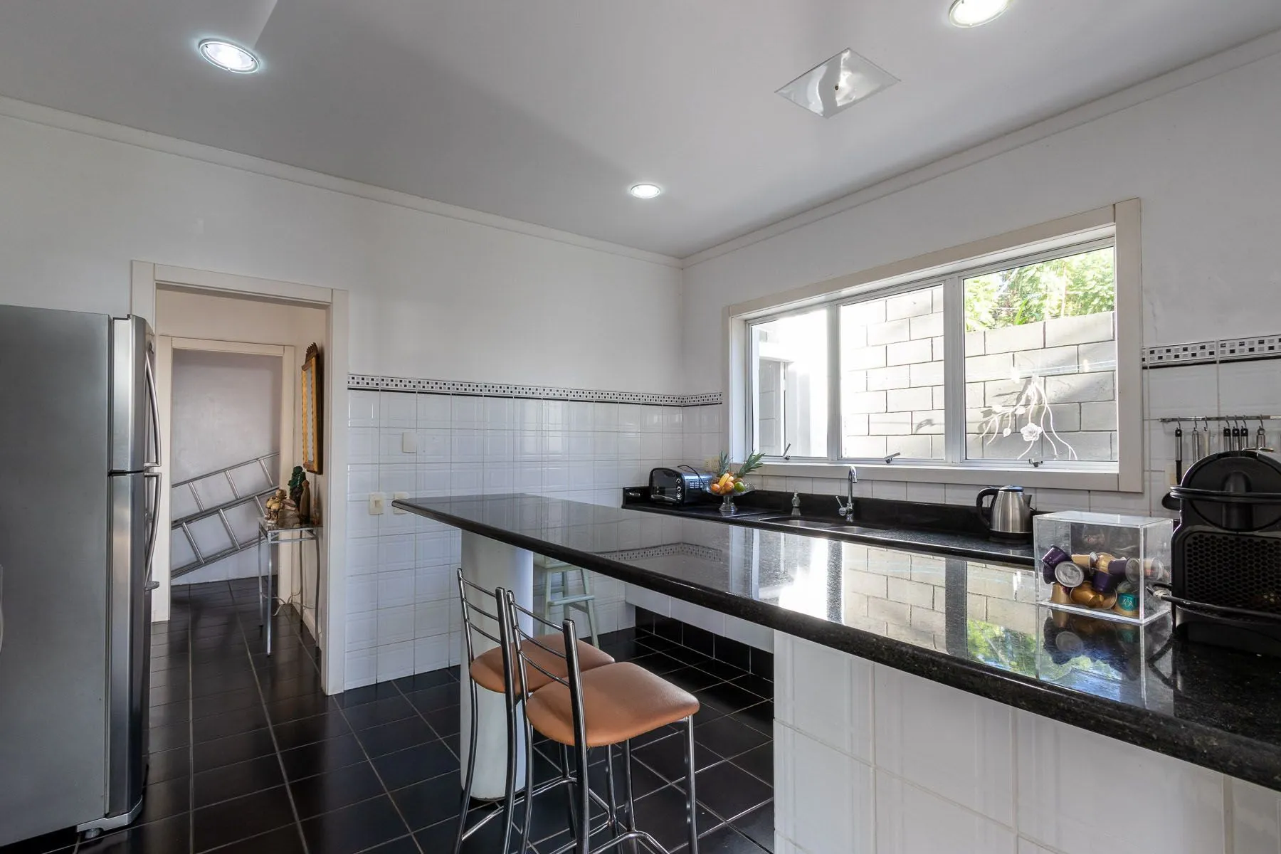 Imagem Casa para Venda - 470m², 3 dormitórios, sendo 1 suites, 6 vagas - Nonoai