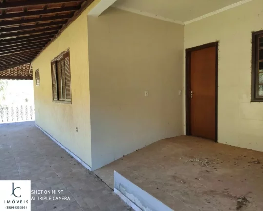 Imagem Sítio , próximo à São Lourenço MG, topografia plana, energia el?(C)trica instalada, muita água, lago, ducha natural, casa grande, estrada boa.