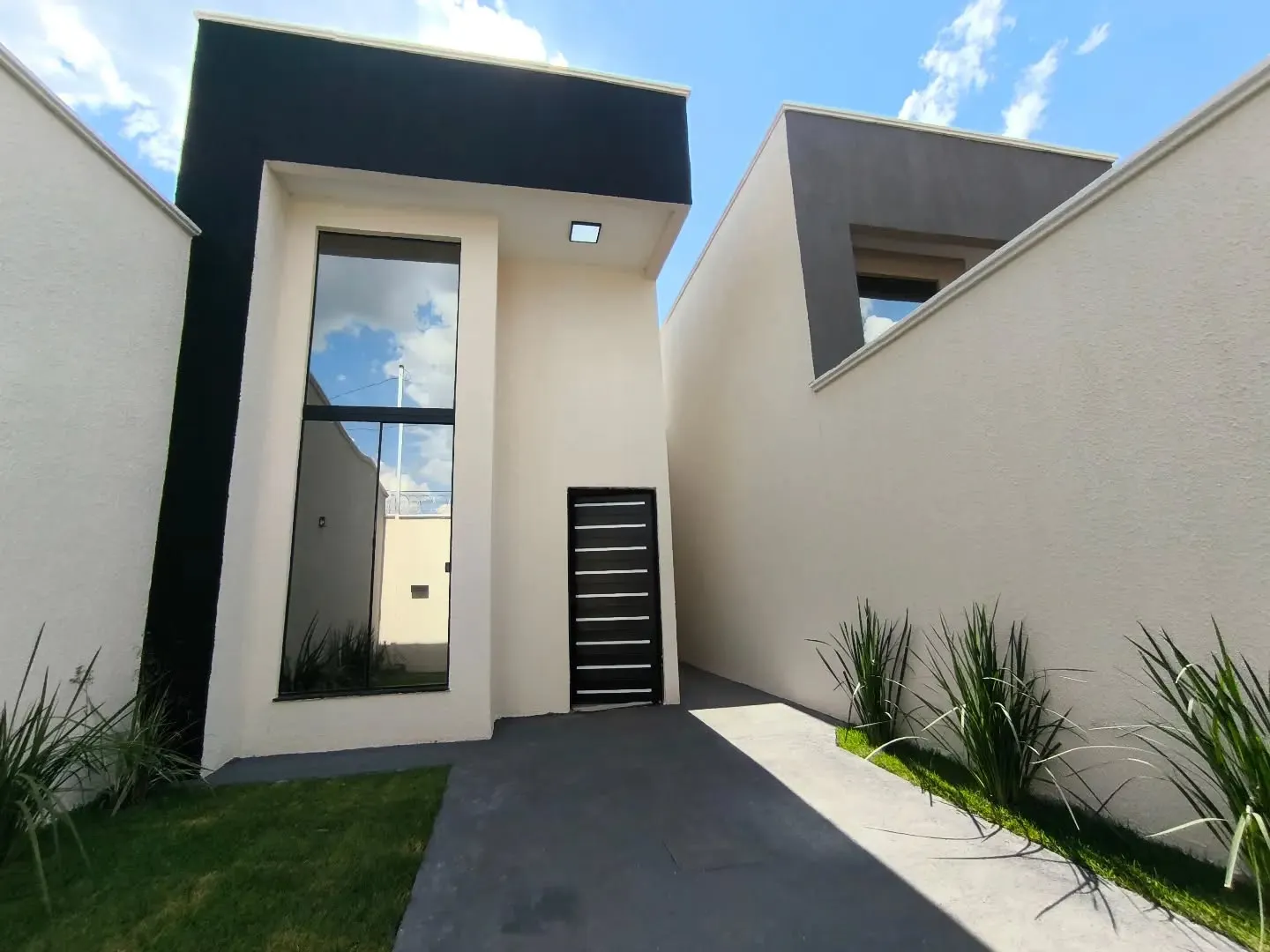 Foto do imóvel Casa 2/4 Com Suite Alto Padrao No Campos Dourado em Rua Prado - Campos Dourados, Goiania - GO