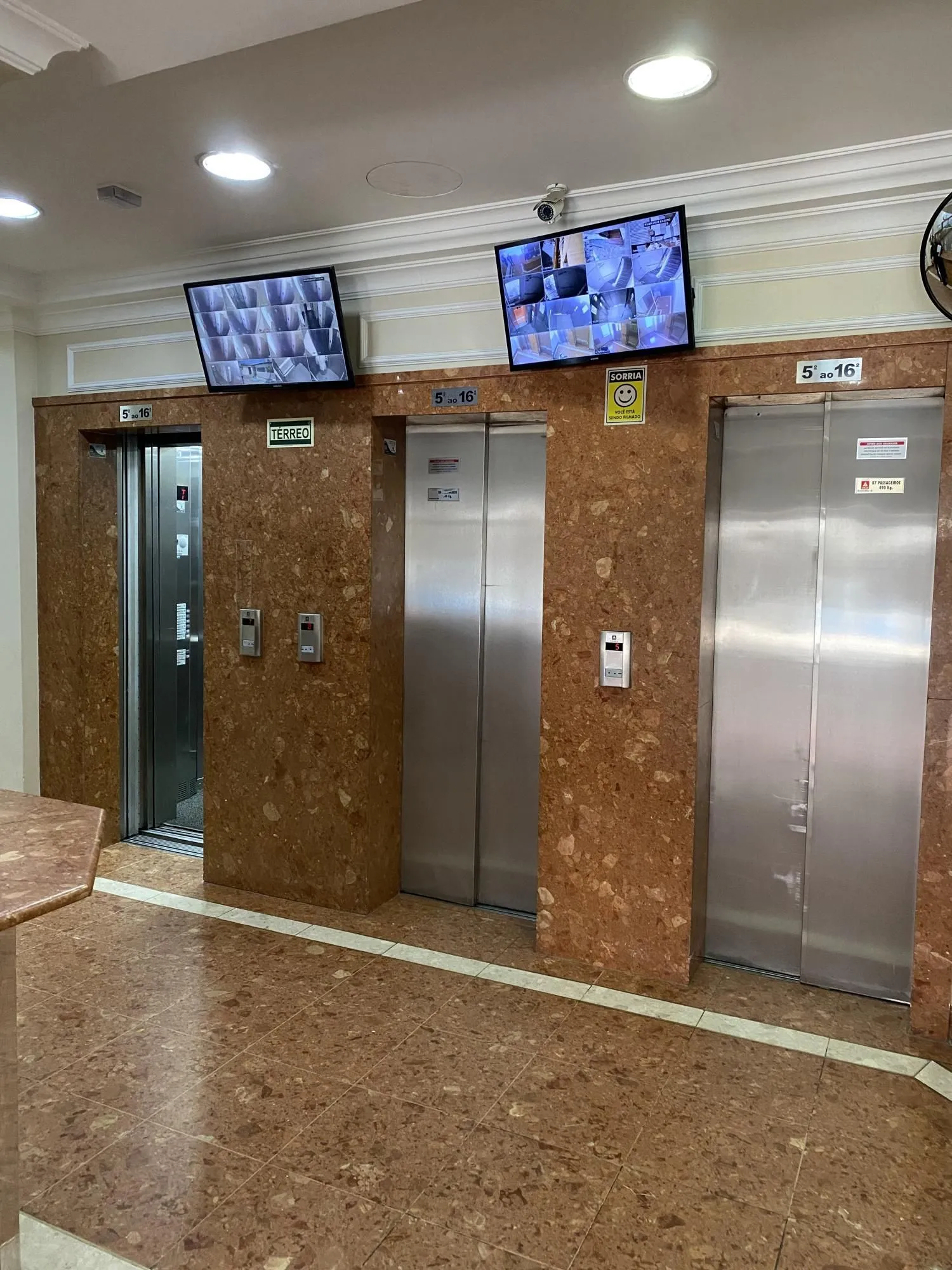 Imagem MÁFFER IMÓVEIS ALUGA EXCELENTE CONJUNTO COMERCIAL - ANDAR INTEIRO NO CENTRO DE PORTO ALEGRE 280m² de área privativa