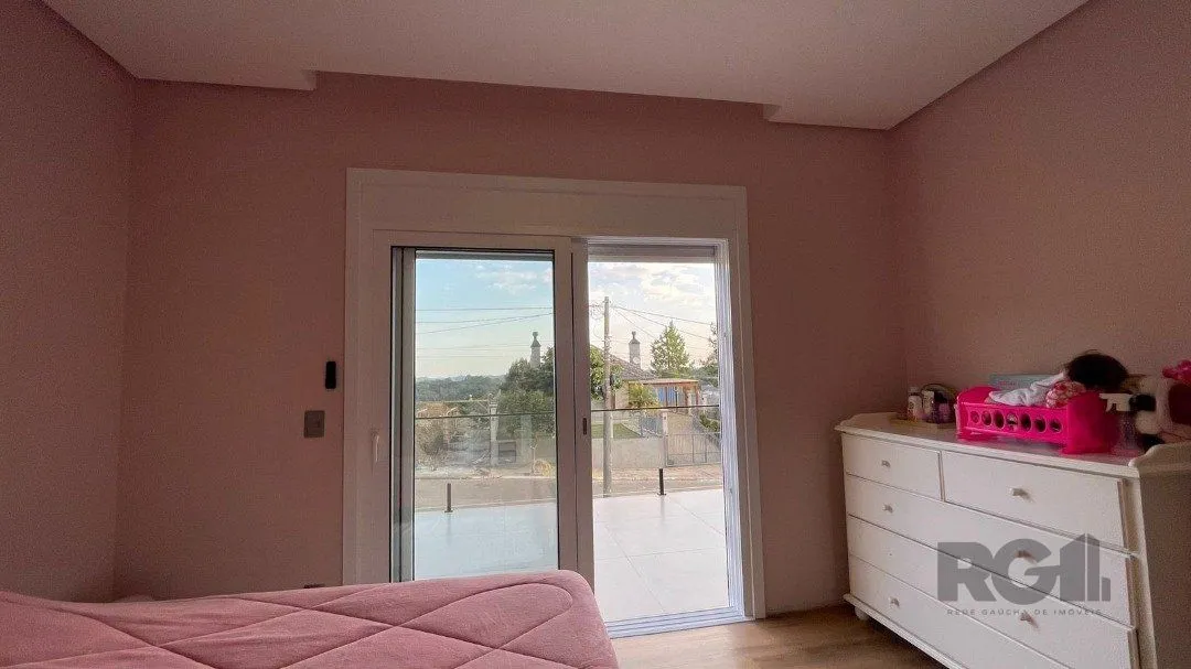 Imagem Linda Casa Ampla com 3 Suítes Construída Recentemente em Condomínio no Bairro Nobre de Gramado