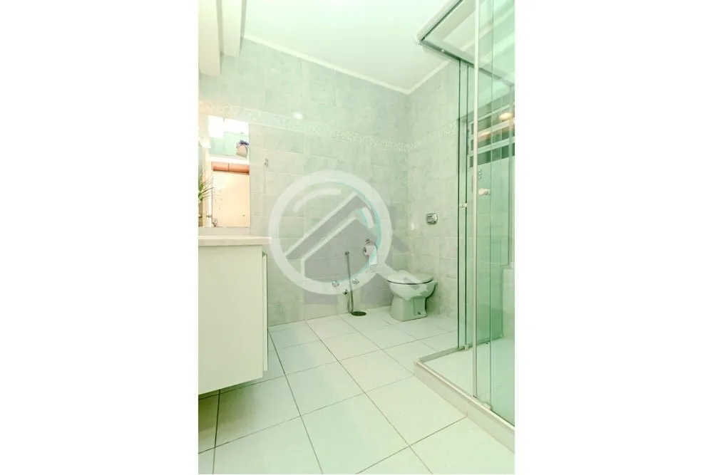 Imagem Apartamento espaçoso com 3 dormitórios, um suíte com sacada, living com 2 ambientes, banheiro soc...