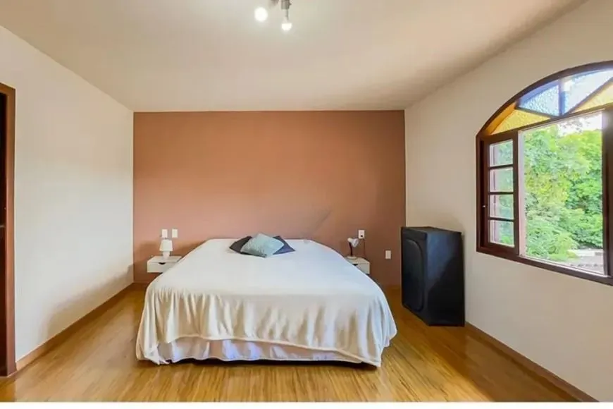 Imagem Casa térrea com 4 dormitórios, suíte e 2 vagas.