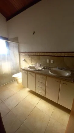 Imagem Casa de Alto Padrão Reformada com 3 Suítes no Condomínio Flamboyant Atibaia