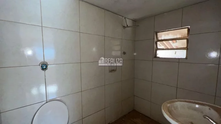 Imagem Casa à venda no bairro Vila Militar, Uberaba - 2 dormitórios e amplo quintal!