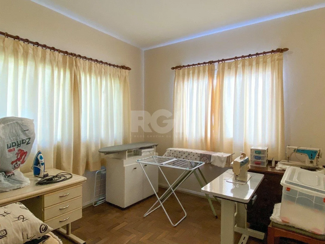 Imagem Casa com 4 dormitórios, no bairro Nossa Senhora das Graças em Canoas/RS
