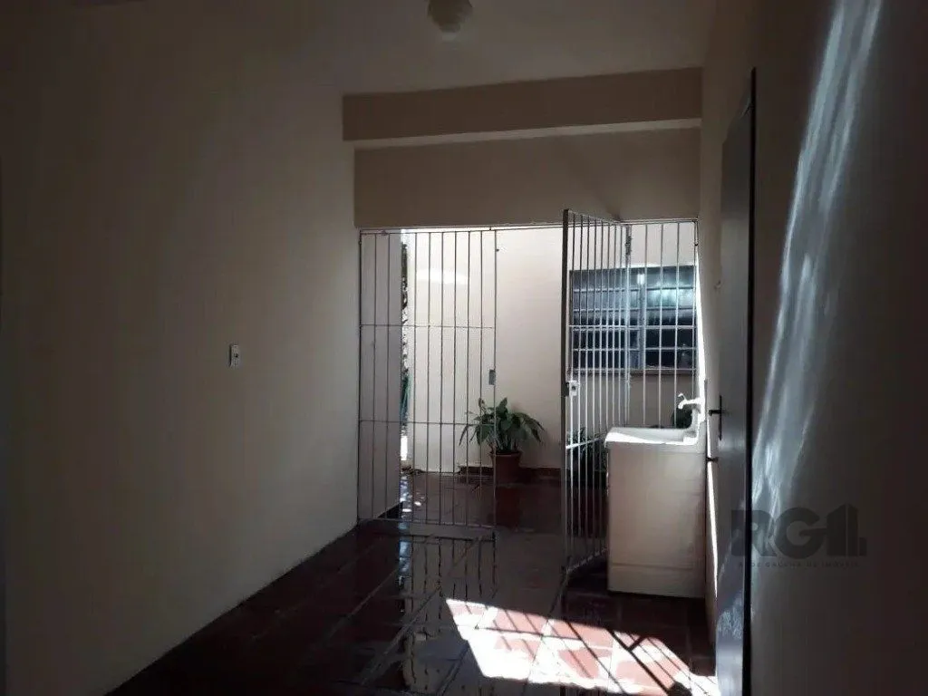 Imagem Casa com 5 dormitórios no bairro Passo das Pedras - Porto Alegre