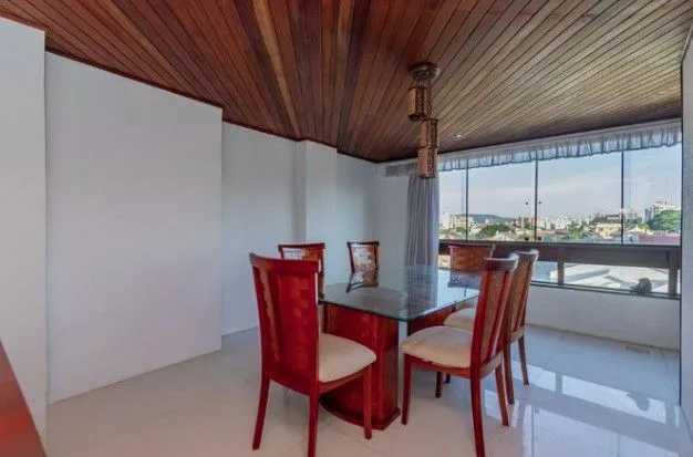 Imagem Linda cobertura de 4 dormitórios,1 suíte , 4 banheiros para venda, 4 vagas de garagens cobertas e escrituradas, 1 terraço com deck, piscina e churrasqueira no bairro Jardim Lindóia em Porto Alegre/RS.