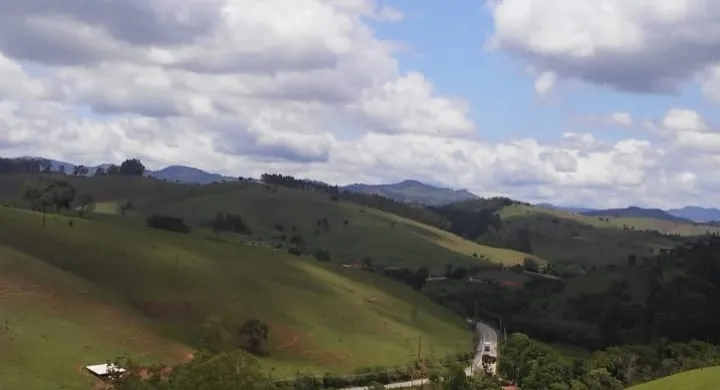 Imagem Sítio à Venda - 36.000m² com Casa de 273m² - Próximo à Cachoeira Grande, Ideal para Moradia ou Airbnb