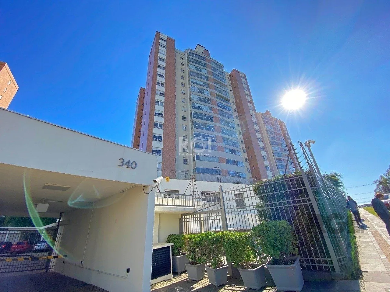 Imagem Excelente apartamento, finamente decorado e mobiliado, excelente iluminação, possuindo 03 dormitórios e 03 suites, sendo 01 master