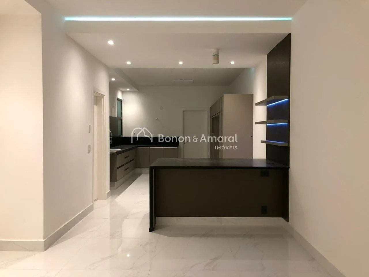 Imagem Apartamento à venda com 04 suítes, salas integradas, 03 vagas, 568 m² no Cambuí.
