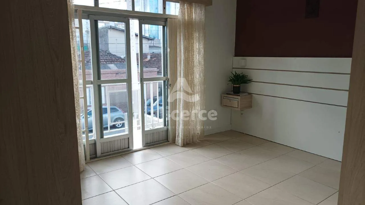 Imagem Casa para aluguel com 3 quartos, 1 suíte, sacada e garagem no Estreito. A uma quadra da Beira-Mar Continental.