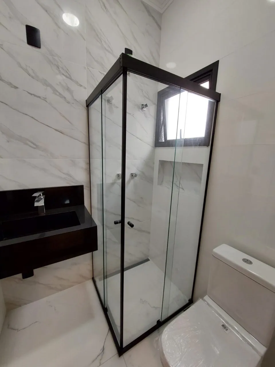 Imagem Impecável casa à venda em Sorocaba-SP, Wanel Ville: 3 quartos, 3 suítes, 145 m² de área, 4 banheiros e 2 vagas. Confira já!