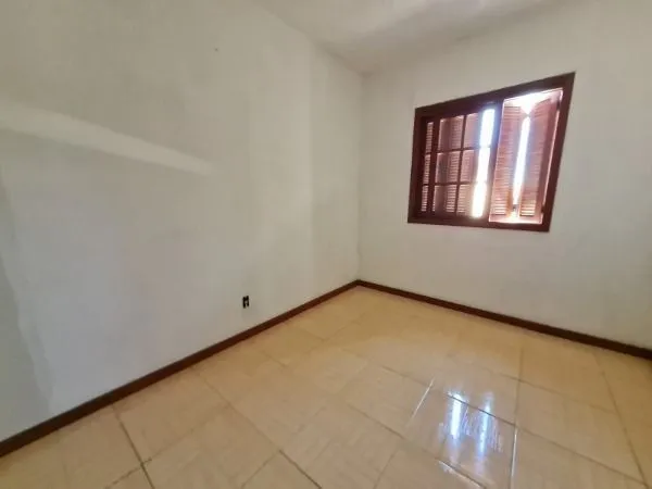 Imagem Casa de 3 dormitórios, apenas uma quadra da Av. Edgar Pires de Castro