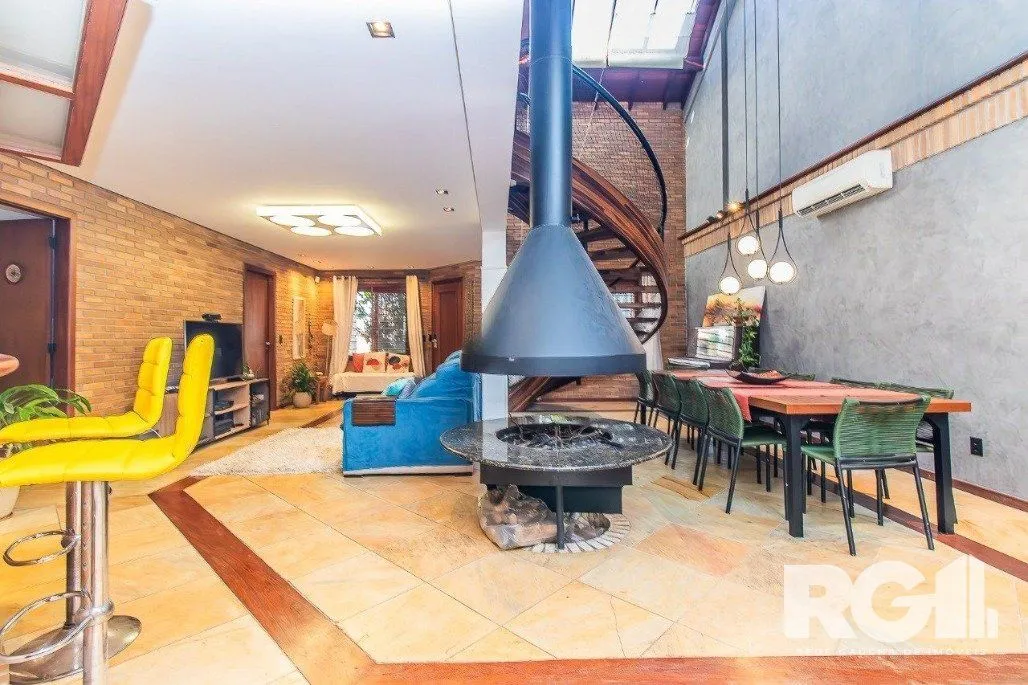 Imagem Casa espaçosa com 3 dormitórios, pátio com piscina e 4 vagas
