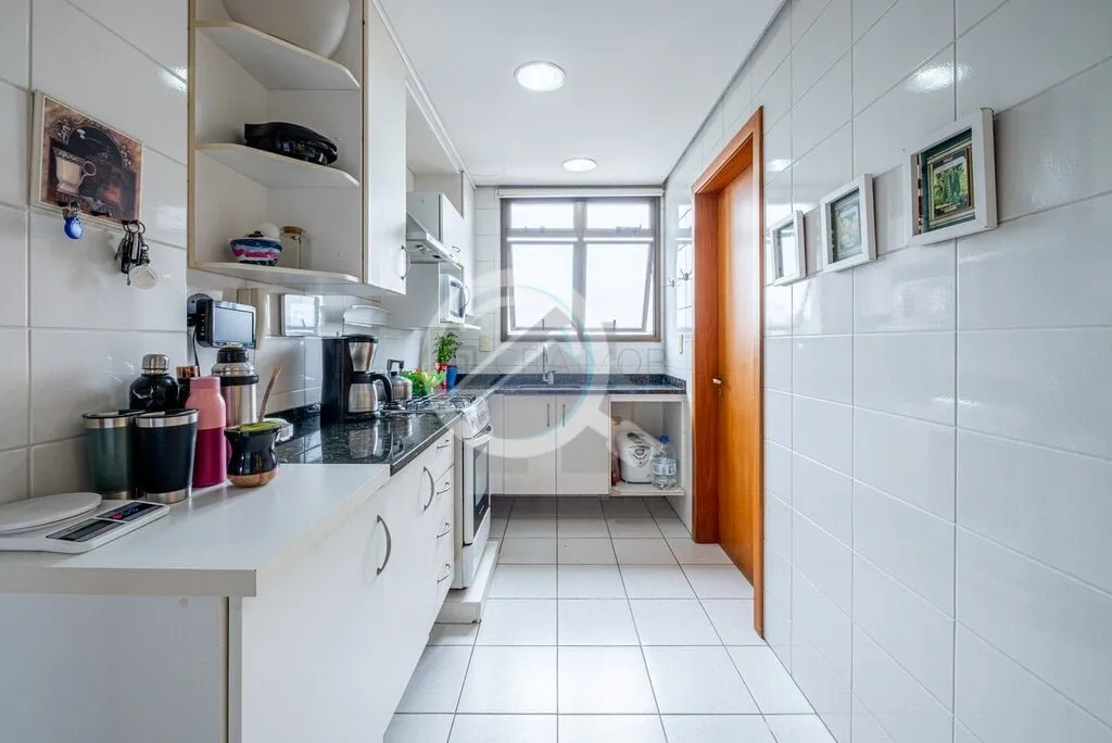 Imagem MUITO SOL E LINDA VISTA! Este amplo apartamento destaca-se por um espaçoso living que abraça três...