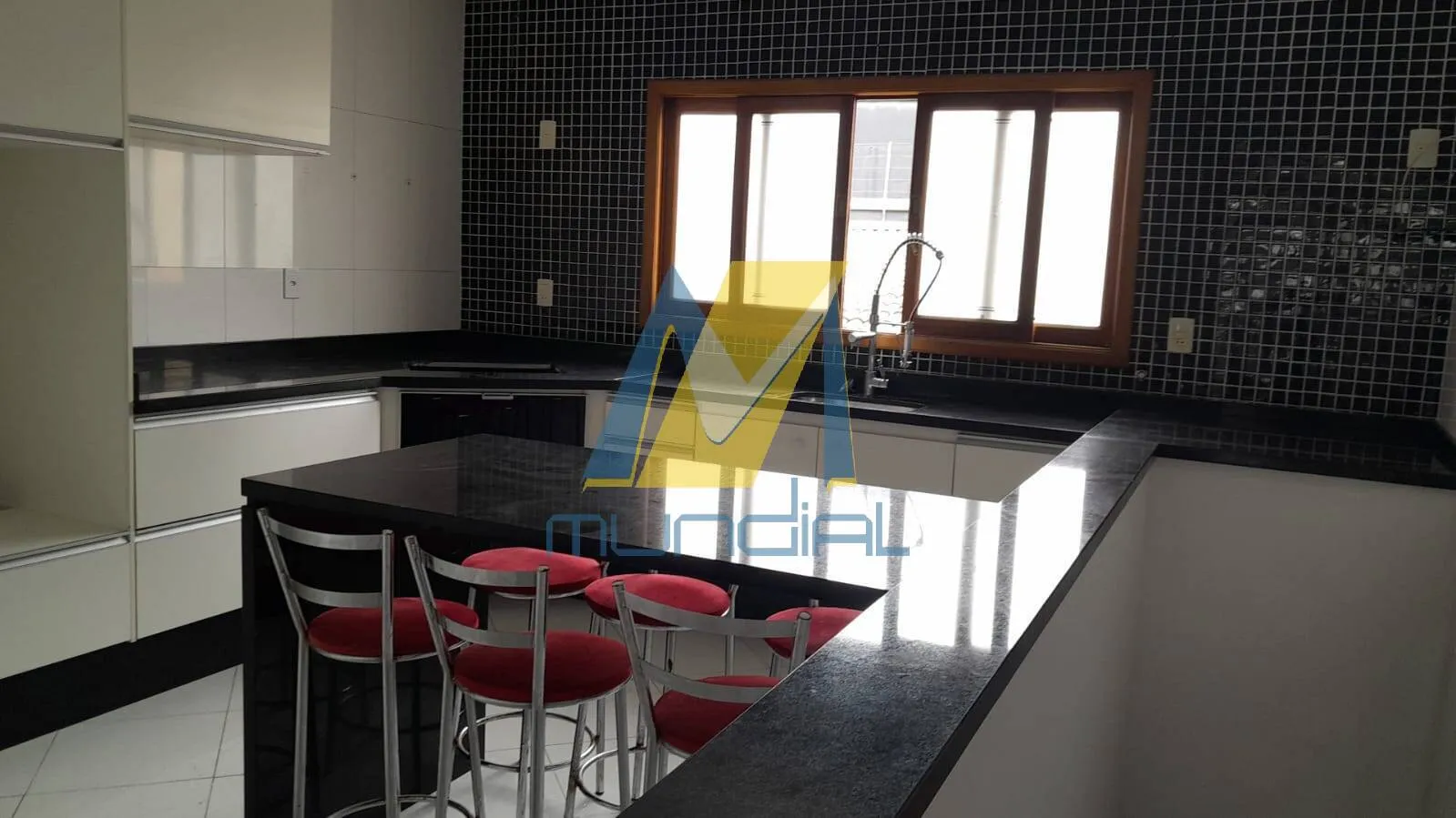 Imagem Sobrado com 3 suítes e 4 vagas à venda no Parque das Nações