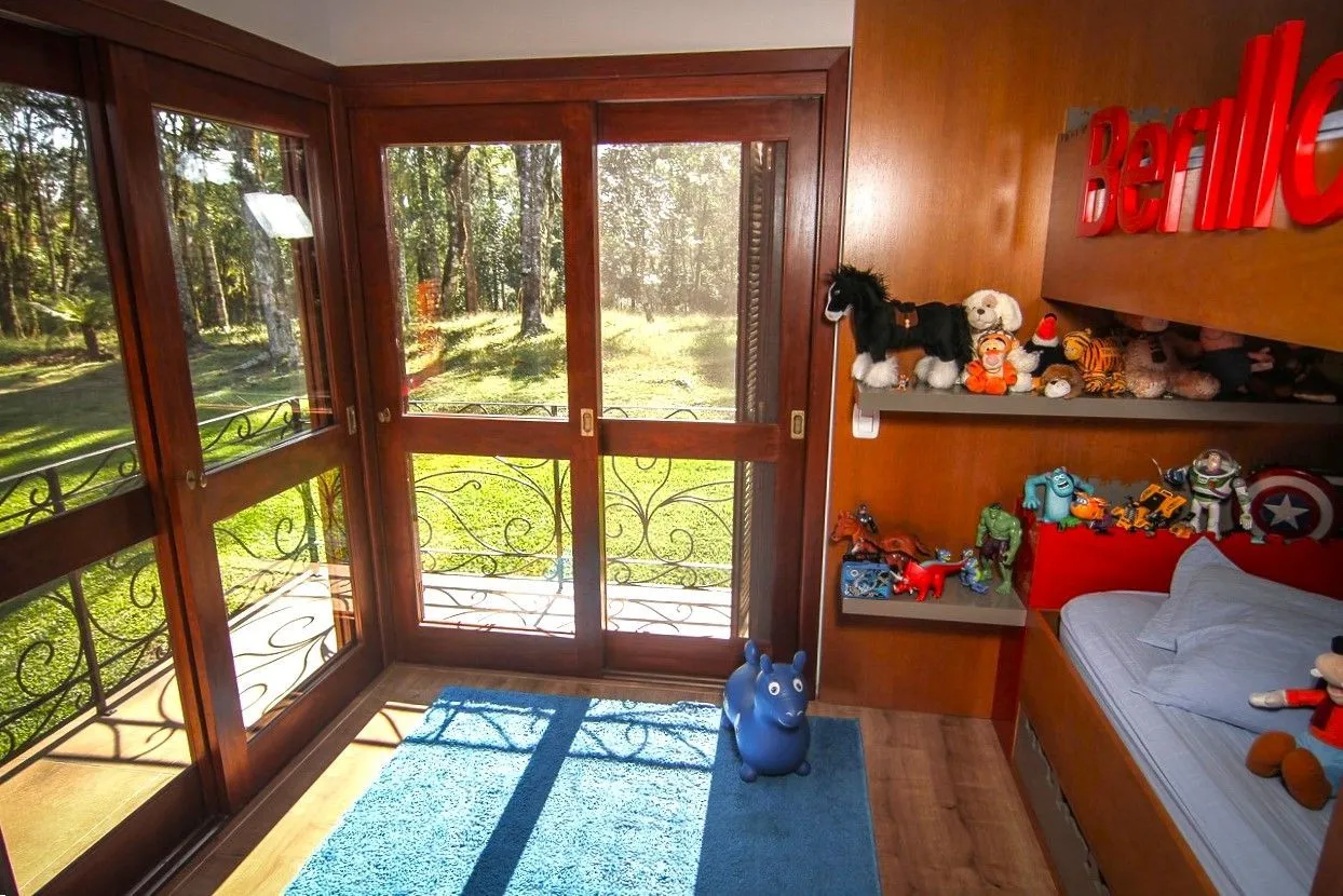 Imagem Casa Alto Padrão localizada a 5 quilômetros do centro de Canela, em meio a natureza com 16,600² em localização privilegiada e valorizada..