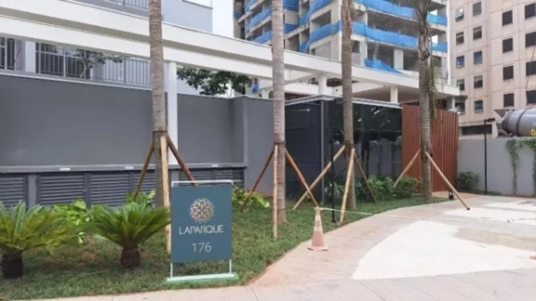 Imagem LAPARQUE - ENGELUX - Apartamento de 41m², 2 dormitórios, com varanda e vaga de garagem!