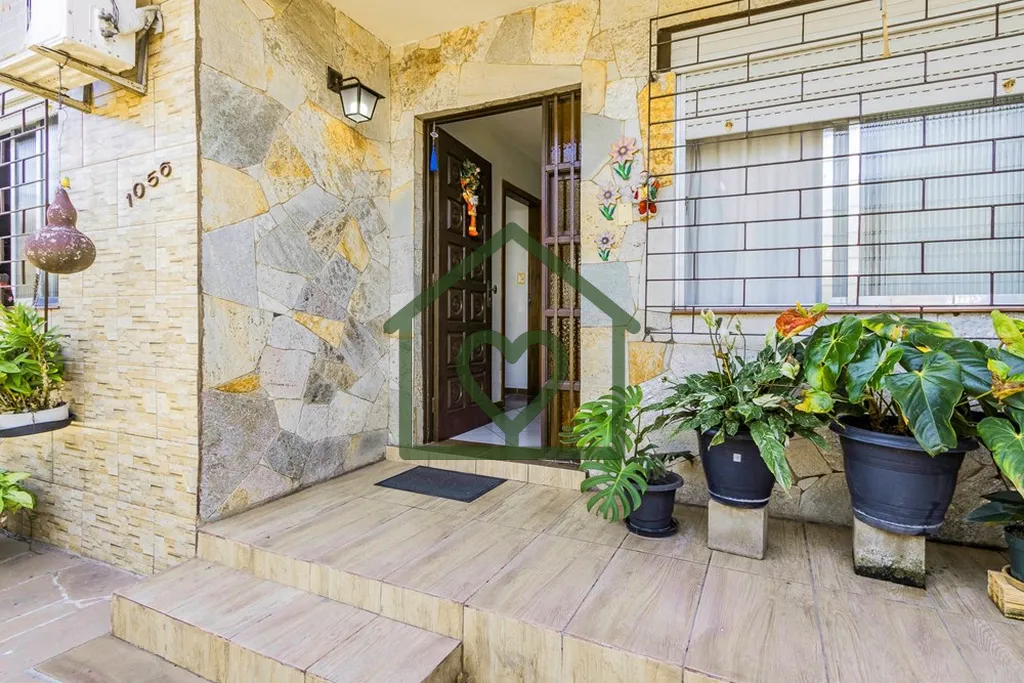 Imagem Descubra seu novo lar nesta encantadora casa localizada em Porto Alegre, situada na calma e segura R...