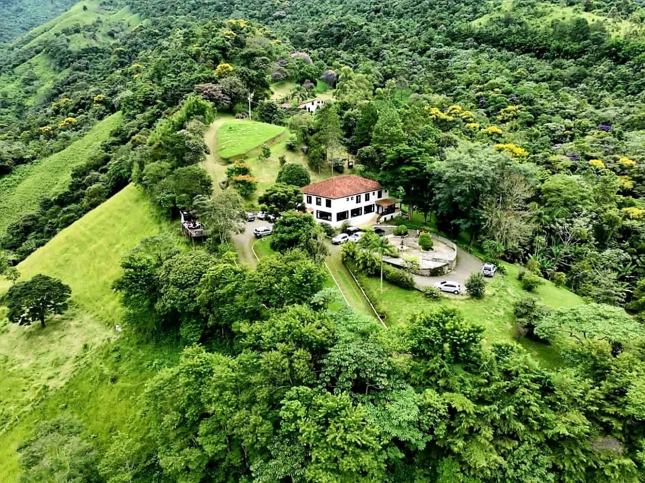 Imagem Chácara à venda 9 Quartos, 9 Suites, 10 Vagas, 20000M², Zona Rural, Guaratinguetá - SP