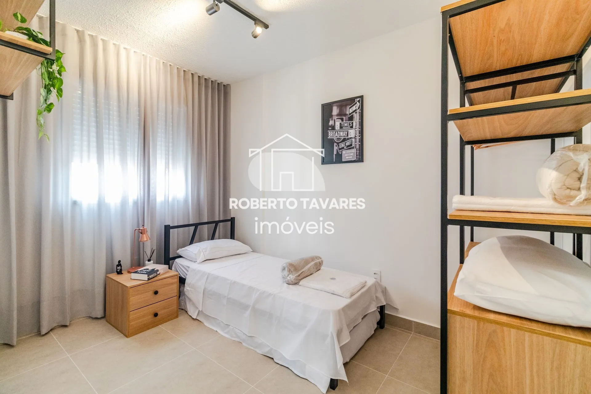 Imagem Apartamento totalmente mobiliado. VENDA DE PORTEIRA FECHADA - O imóvel conta com 2 quartos, sendo 1 suíte, além de uma vaga de garagem.